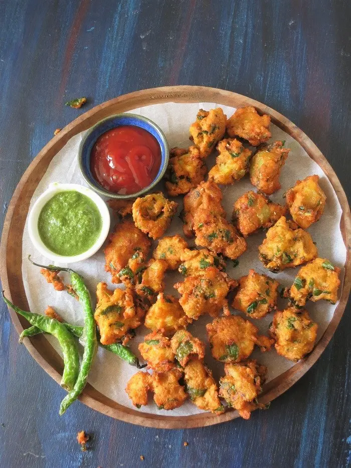 moong daal pakoda bhajiya fritters lentil with sauces and green chillies