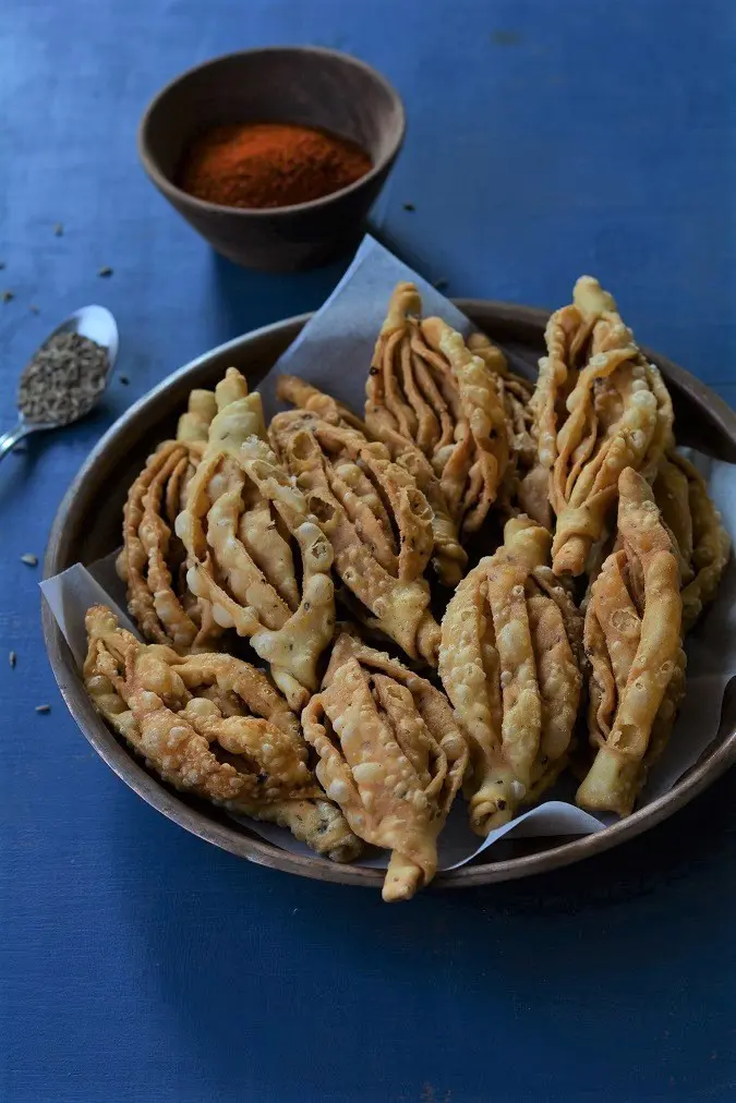 How To Make Crispy Aloo Samosa I Punjabi Aloo Samosa Recipe » Maayeka