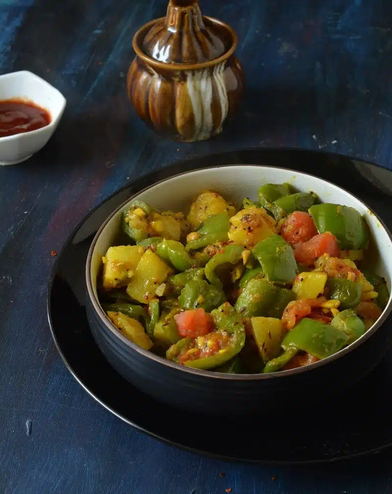 How To Make Shimla Mirch Aloo Ki Sabji | Capsicum Potato Curry Recipe ...